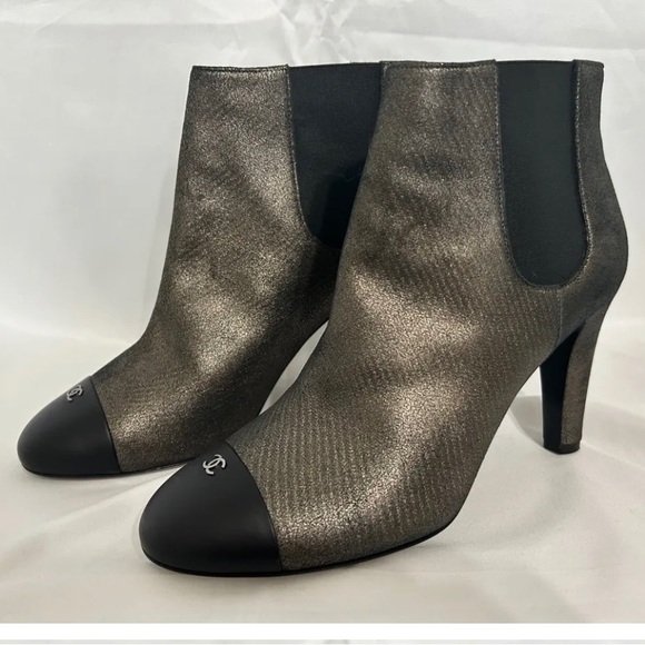 CHANEL Metallic Black Gold Bronze
Black Nubuck Cap Toe Mid Heel Ankle W 39 1/2 - Picture 2 of 8